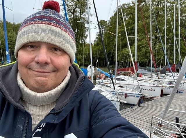 Krzysztof Wiśniewski - Psycholog i Terapeuta TSR za sterem jachtu